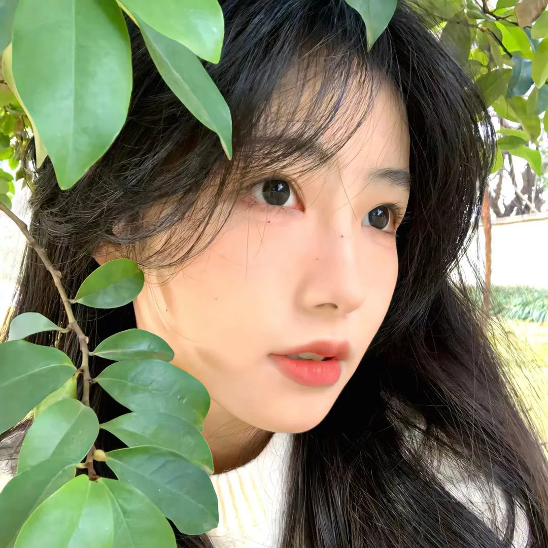 玻璃橱窗中的姑娘